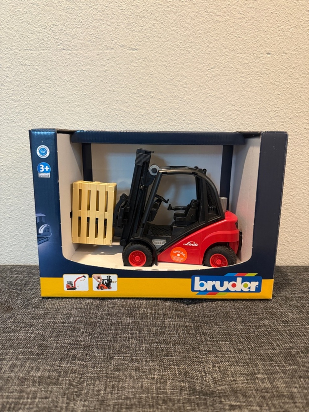 NEW Bruder 02511 Linde Forklift with 2 Pallets Construction Toy